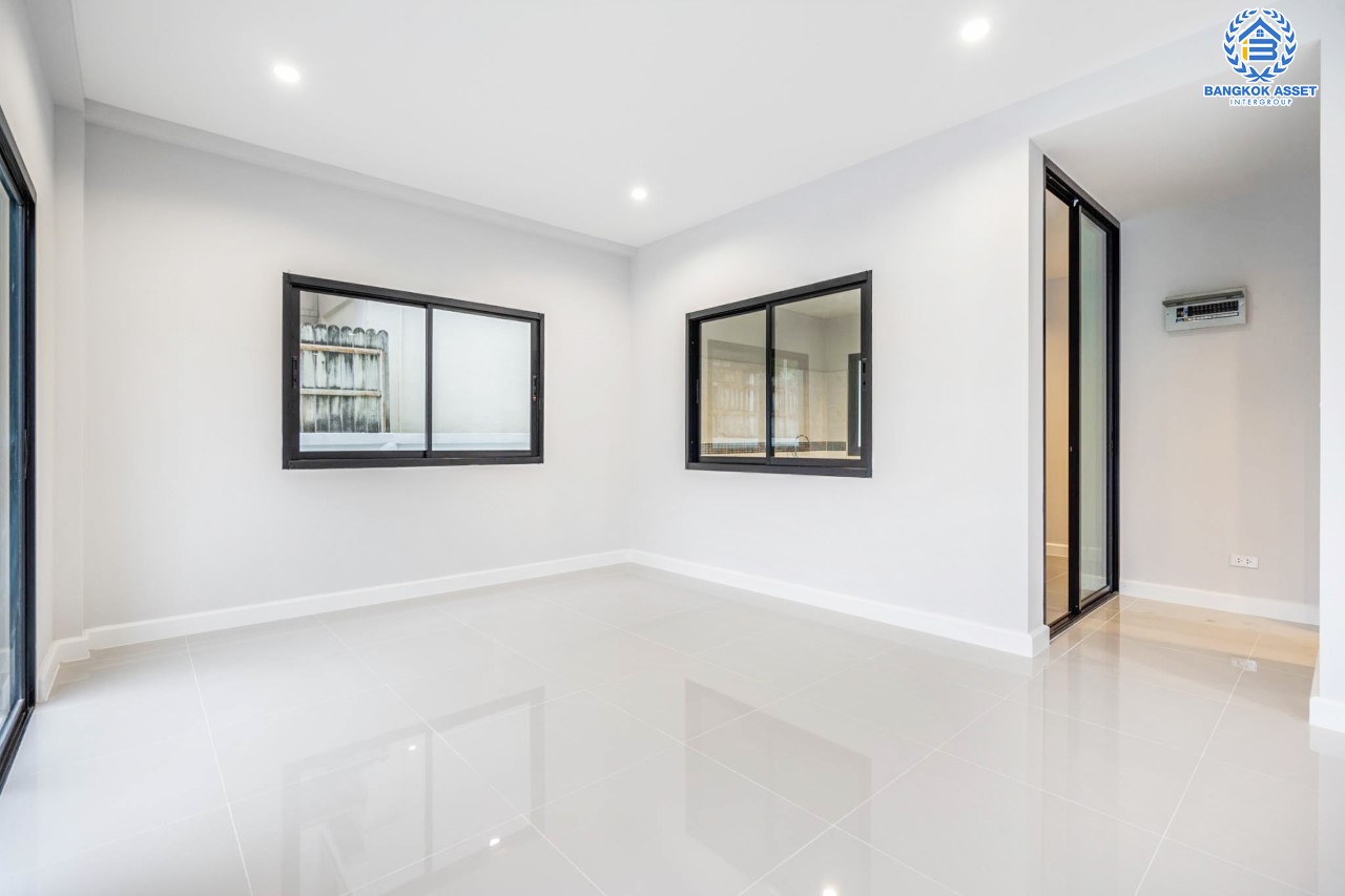 บ้านมือสองตกแต่งใหม่ ม.ศุภาลัย ออร์คิดปาร์ค2 ปิ่นเกล้า-ใกล้ถ.กาญจนาภิเษก หลังมุม ดีไซน์หรูหรา เนื้อที่ 58.9 ตร.ว. ฟังก์ชัน 3 ห้องนอน 4 ห้องน้ำ 1 ห้องแม่บ้าน จอดรถได้ 2 คัน บนทำเลเดินทางสะดวก เชื่อมต่อหลายเส้นทาง และเดอะมอลล์บางแค ทางด่วน "กาญจนาภิเษก" และรถไฟฟ้า "สถานีภาษีเจริญ"